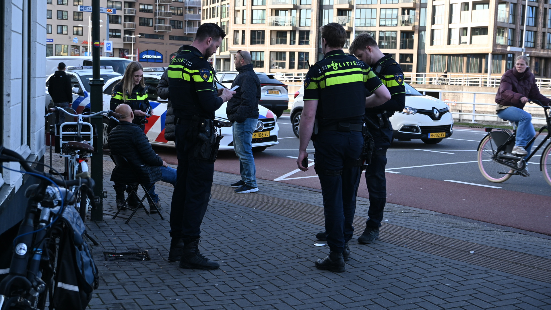 Foto: meerdere agenten op straat politie.JPG